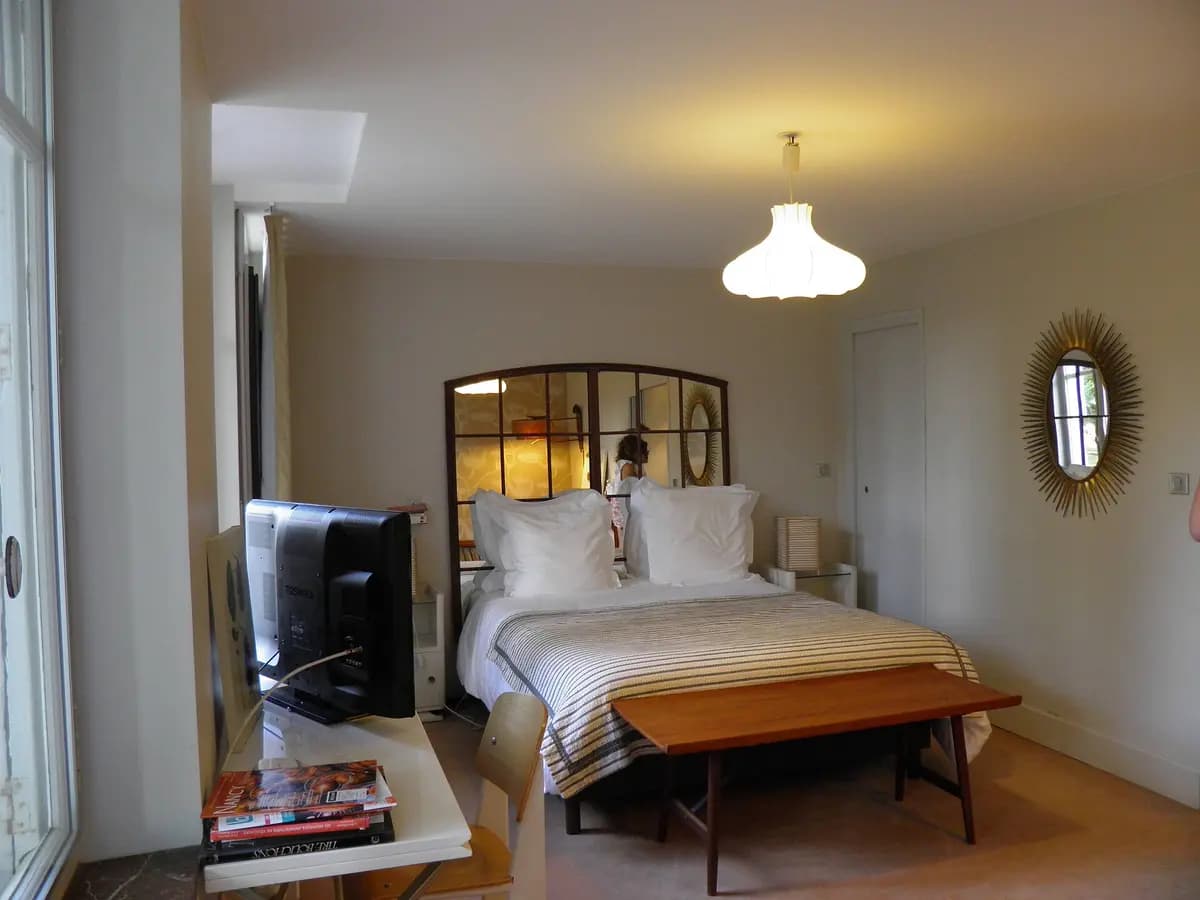 Chambre d'hôtes Le Clos Jeannon in Villers-lès-Nancy with a double bed and white linen