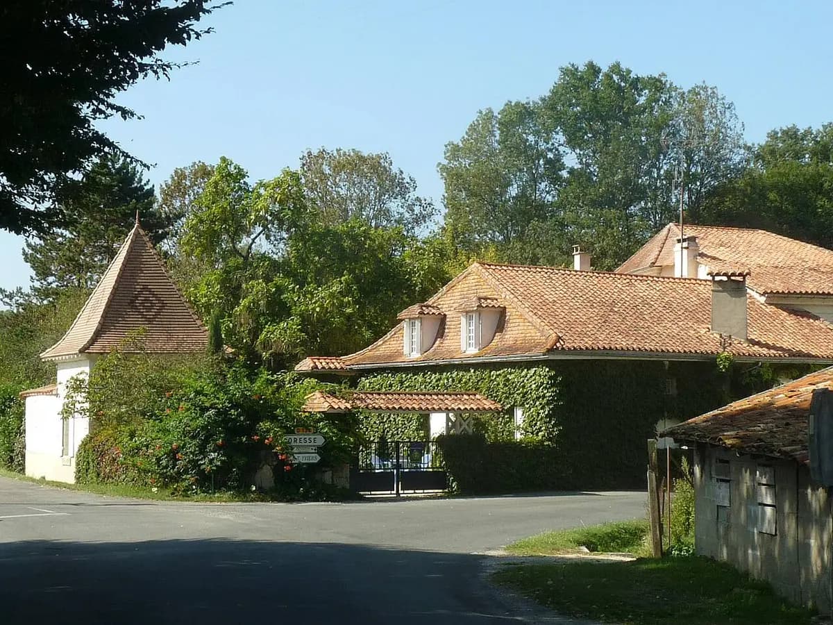 Gîte rural à Bardenac, en Charente, avec toit de tuiles et façade couverte de lierre