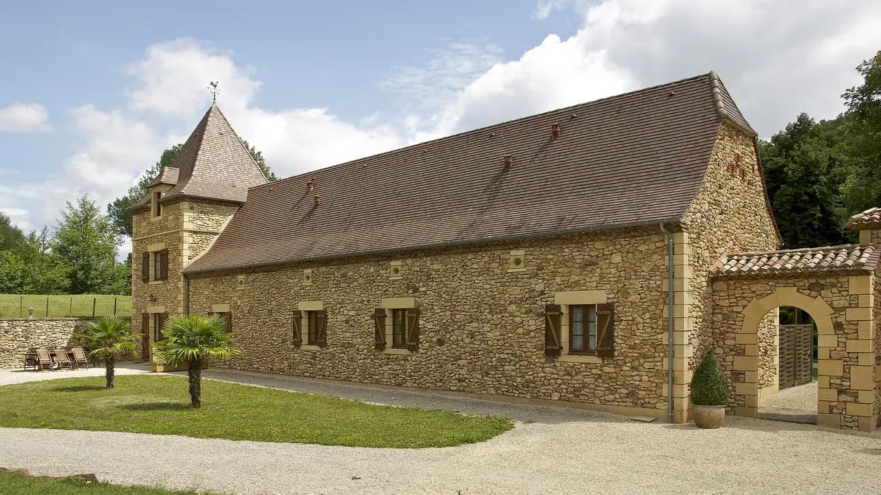 Gîte in pietra restaurato con cortile in ghiaia e prato, a Rouffignac in Dordogna