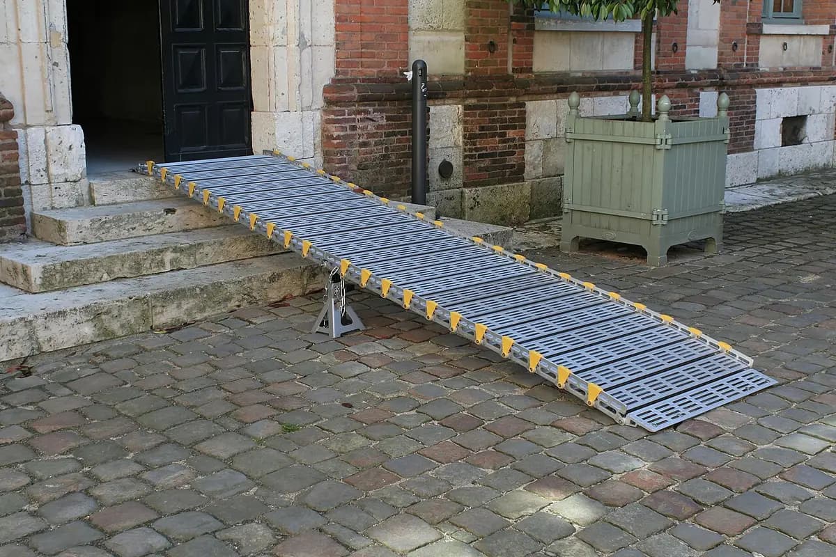 Mobile Aluminiumrampe vor den Stufen eines Gebäudes in Chartres