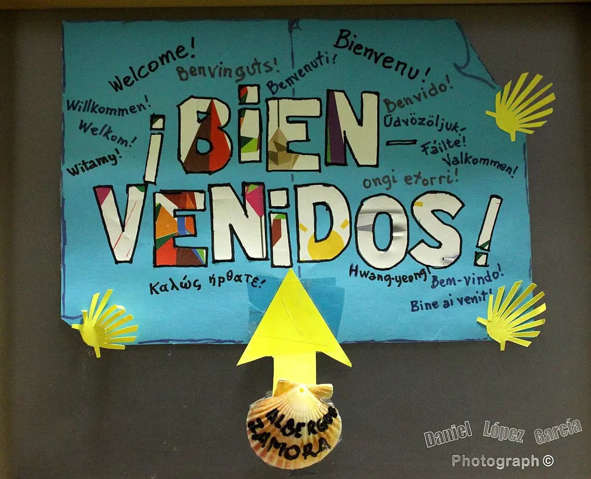 Affiche de bienvenue dans une quinzaine de langues à l'albergue de Zamora, avec un coquillage de pèlerin