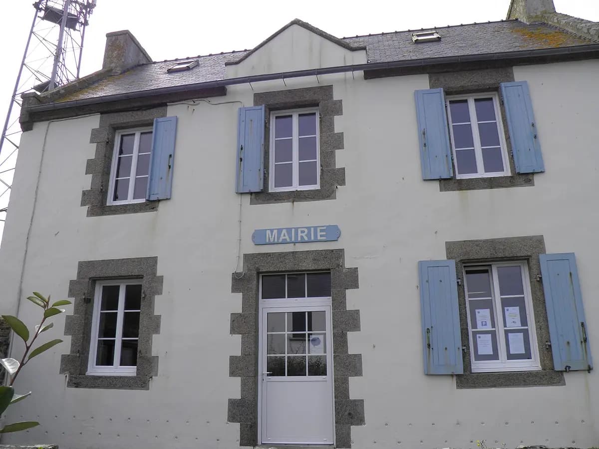 Rathaus der Insel Molène im Finistère, weiße Fassade mit blauen Fensterläden
