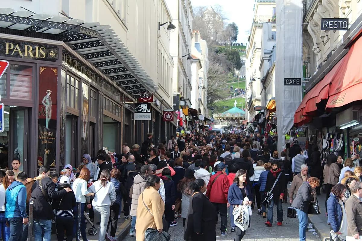 Rue de Montmartre à Paris bondée de touristes