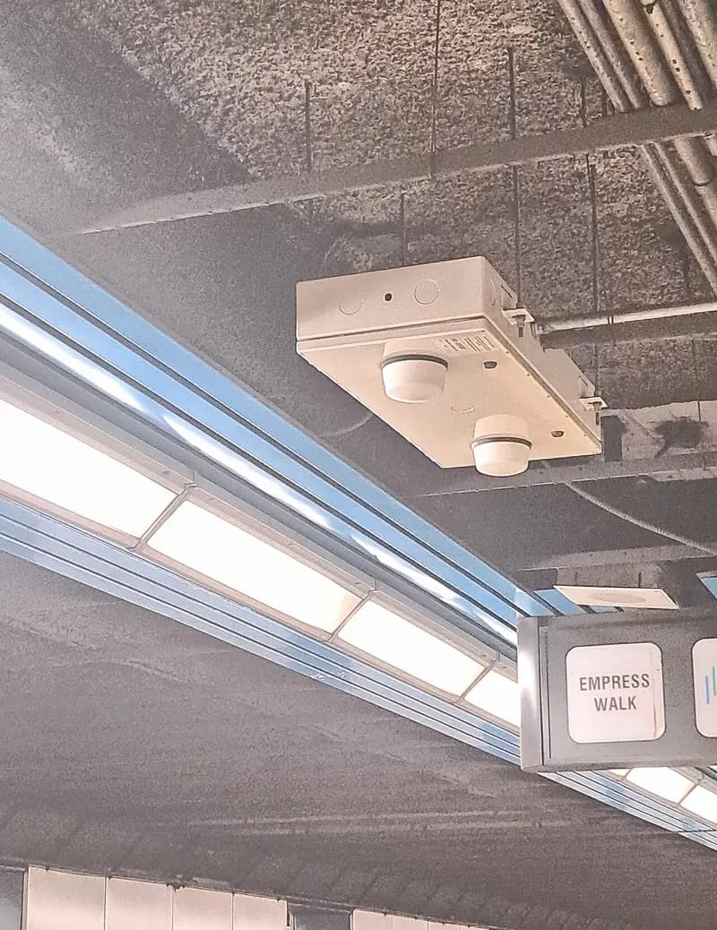 Point d'accès Wi-Fi fixé au plafond d'une station de métro, avec deux antennes rondes